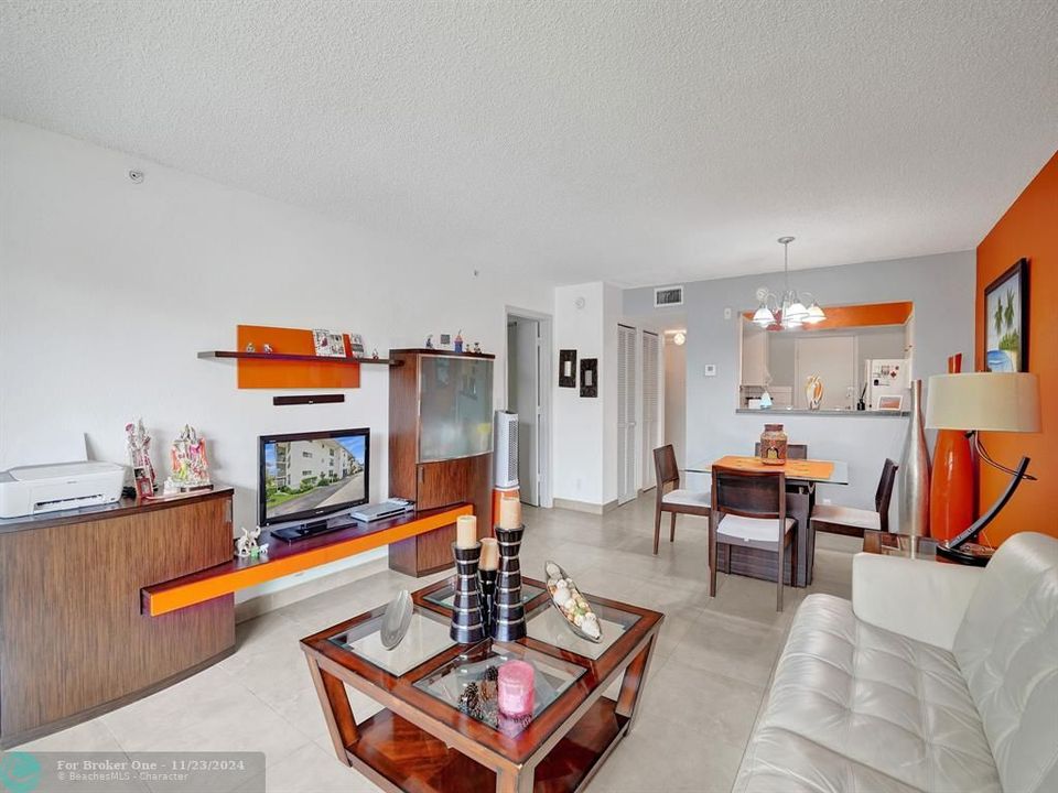 Active With Contract: $1,800 (1 beds, 1 baths, 775 Square Feet)