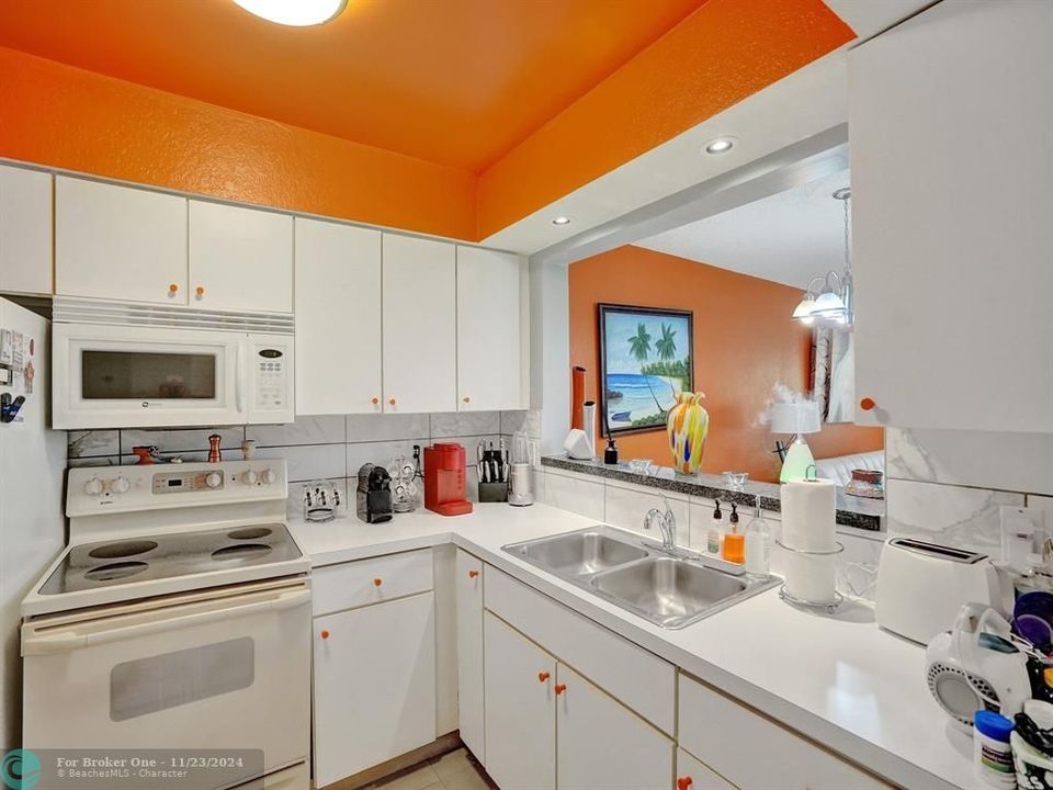 Active With Contract: $1,800 (1 beds, 1 baths, 775 Square Feet)