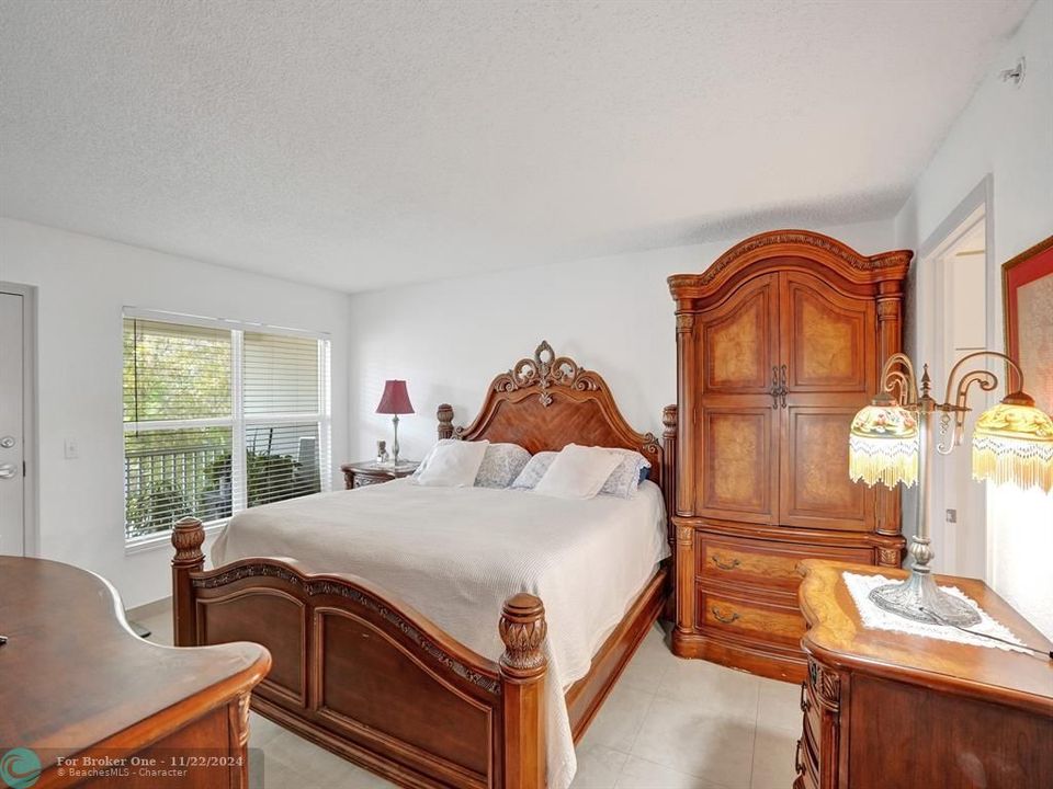 Active With Contract: $1,800 (1 beds, 1 baths, 775 Square Feet)