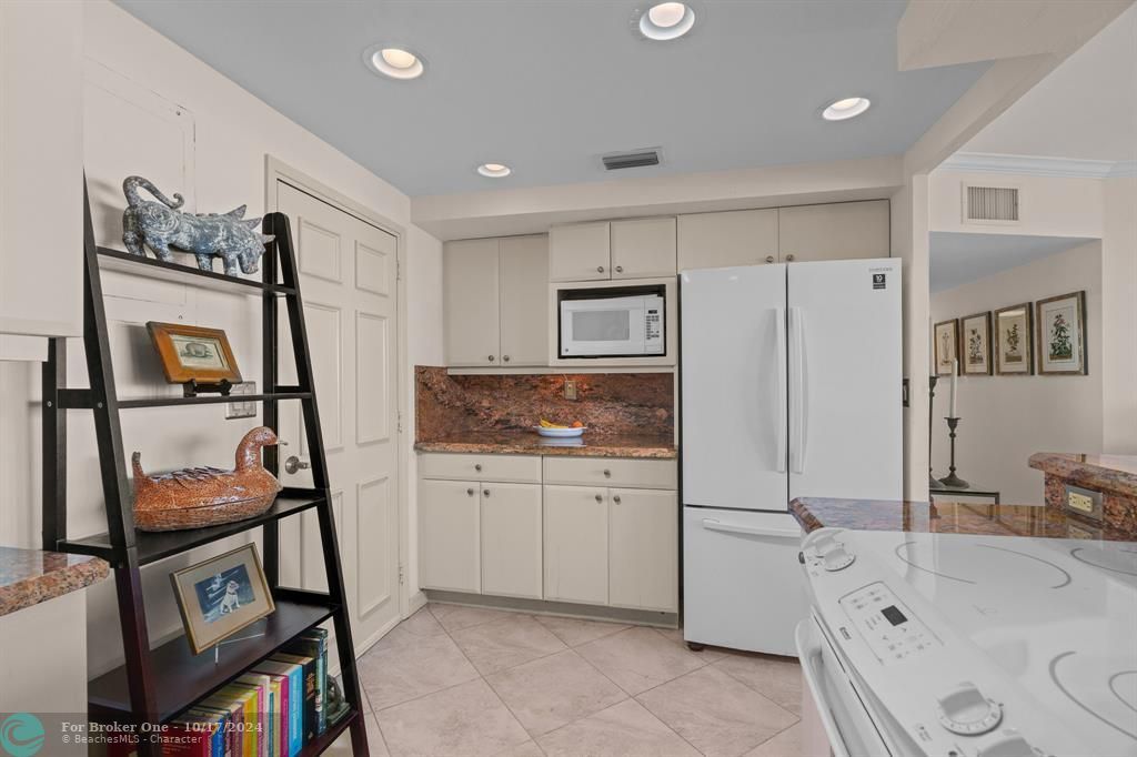 For Sale: $350,000 (2 beds, 2 baths, 1138 Square Feet)