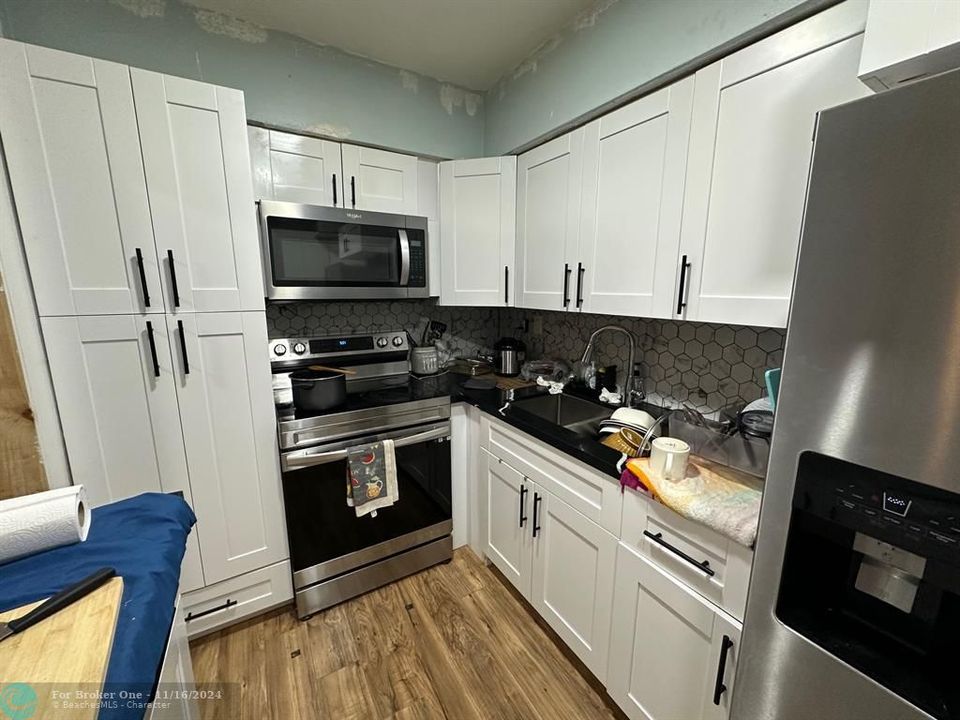 For Sale: $340,000 (3 beds, 2 baths, 996 Square Feet)