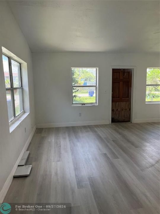 For Rent: $2,300 (2 beds, 1 baths, 728 Square Feet)