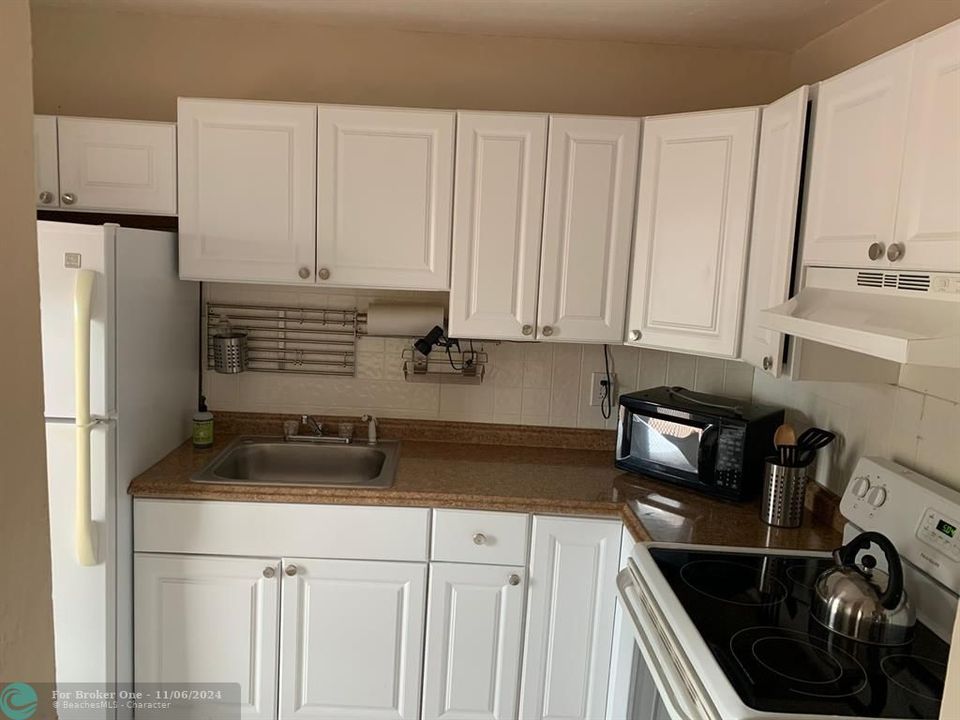 For Sale: $148,000 (1 beds, 1 baths, 748 Square Feet)