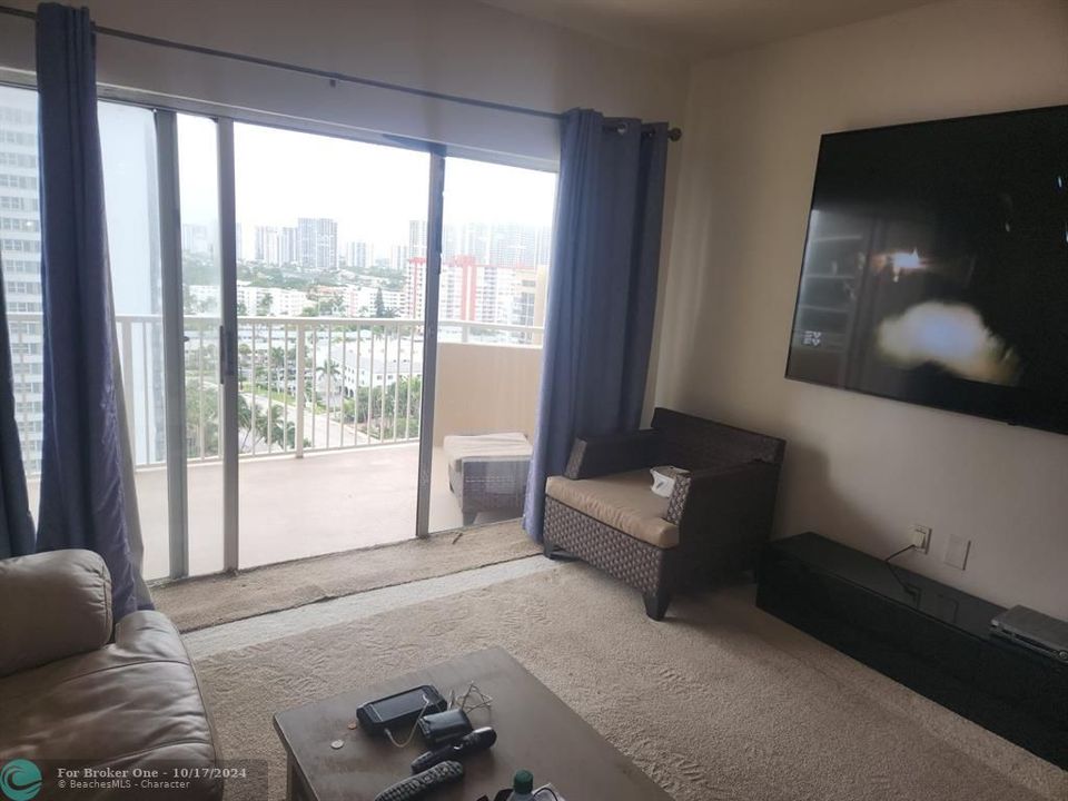 For Sale: $500,000 (1 beds, 1 baths, 870 Square Feet)