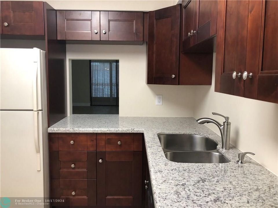 For Rent: $1,700 (1 beds, 1 baths, 750 Square Feet)