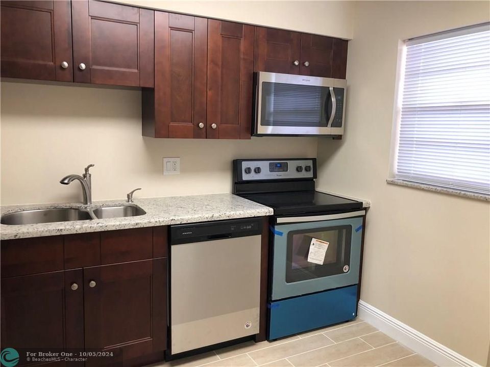 For Rent: $1,700 (1 beds, 1 baths, 750 Square Feet)