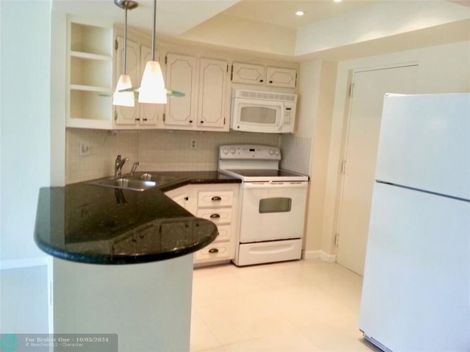 For Rent: $2,250 (2 beds, 2 baths, 918 Square Feet)