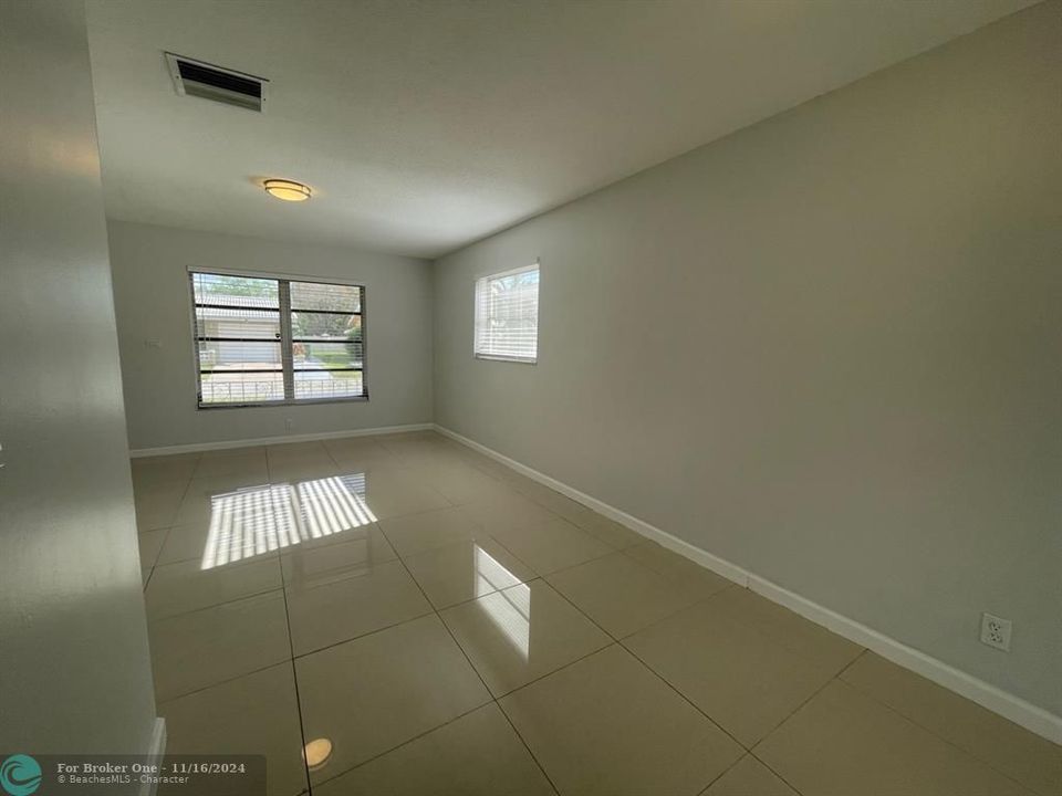 For Sale: $325,000 (2 beds, 1 baths, 1128 Square Feet)