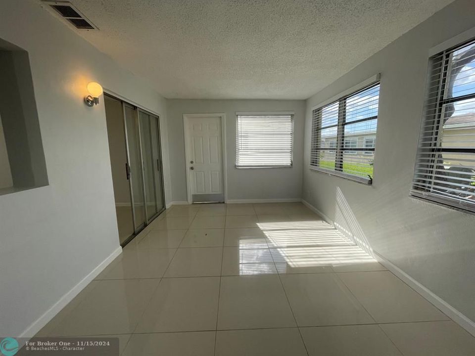 For Sale: $325,000 (2 beds, 1 baths, 1128 Square Feet)