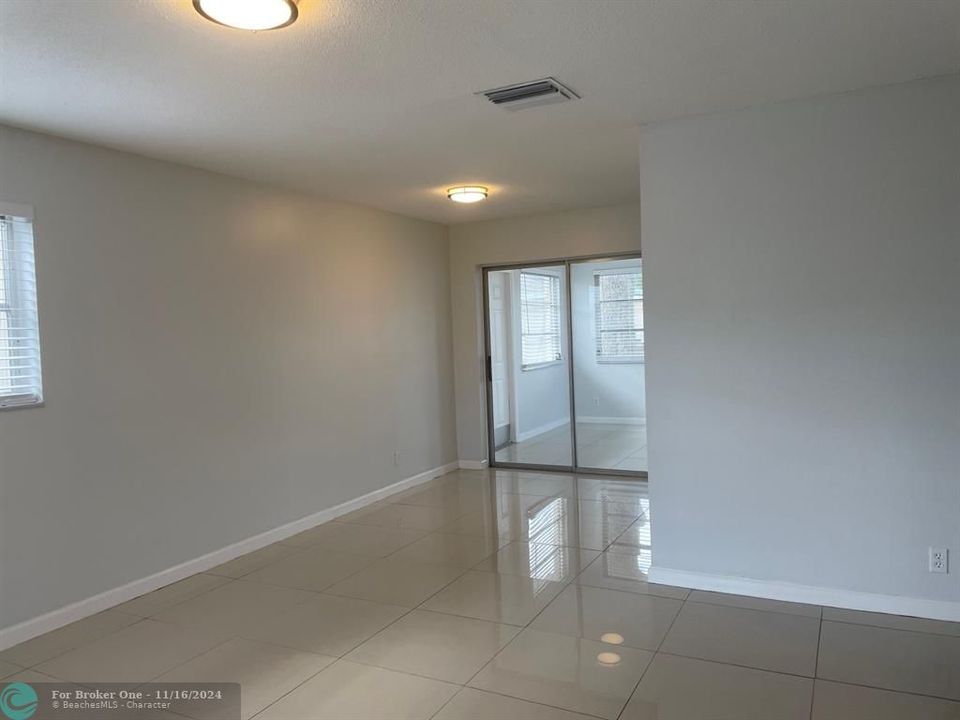 For Sale: $325,000 (2 beds, 1 baths, 1128 Square Feet)