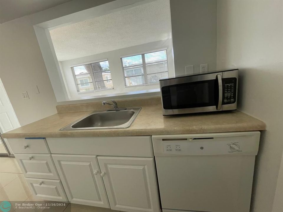 For Sale: $325,000 (2 beds, 1 baths, 1128 Square Feet)