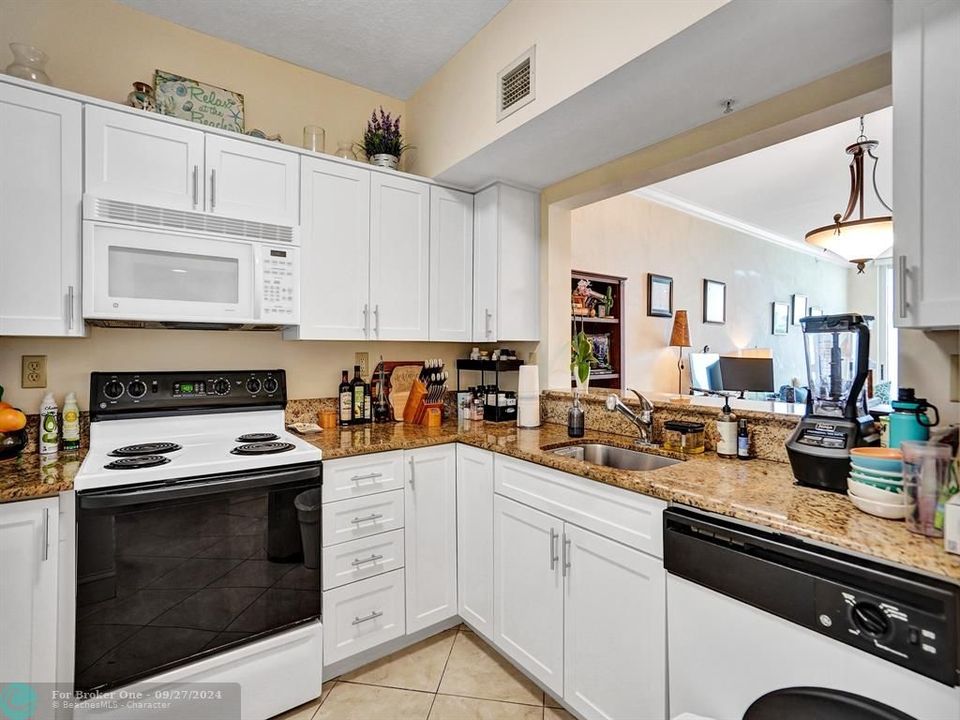 For Sale: $359,000 (1 beds, 1 baths, 815 Square Feet)