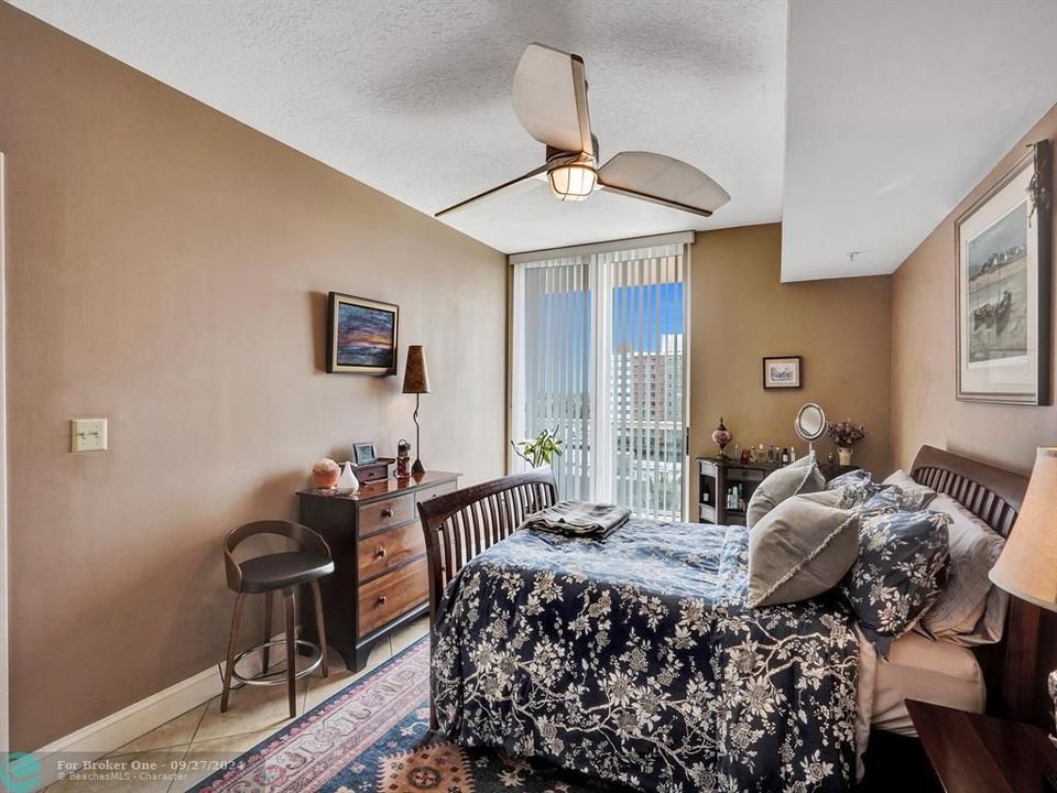 For Sale: $359,000 (1 beds, 1 baths, 815 Square Feet)