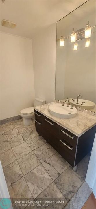 For Rent: $2,950 (1 beds, 1 baths, 978 Square Feet)