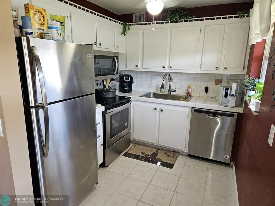 For Sale: $180,000 (2 beds, 1 baths, 903 Square Feet)