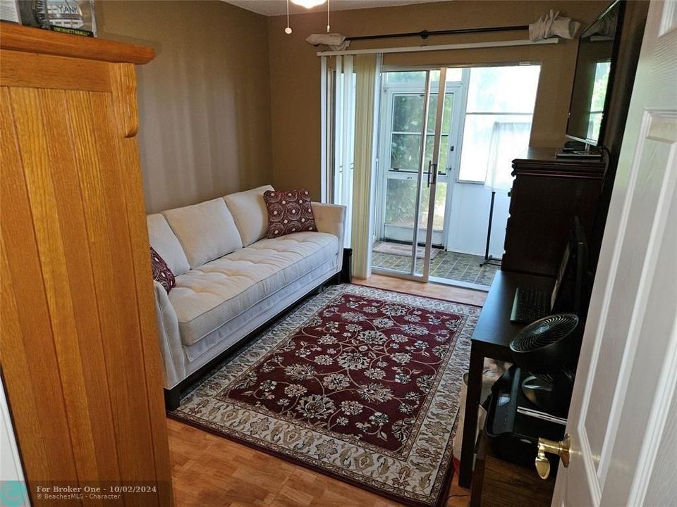 For Sale: $180,000 (2 beds, 1 baths, 903 Square Feet)