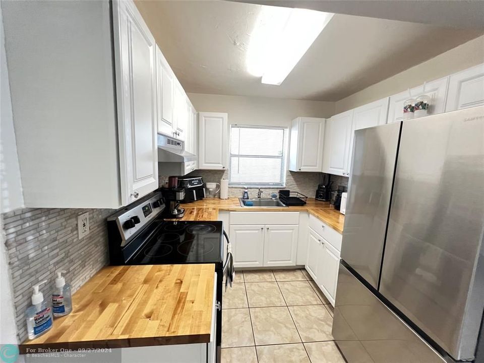 For Sale: $279,999 (1 beds, 1 baths, 637 Square Feet)