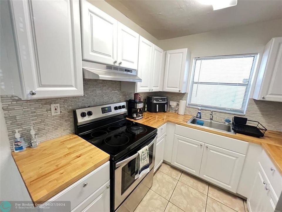 For Sale: $279,999 (1 beds, 1 baths, 637 Square Feet)