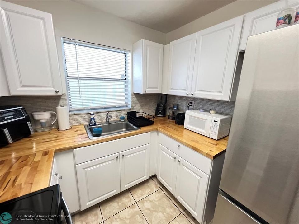 For Sale: $279,999 (1 beds, 1 baths, 637 Square Feet)