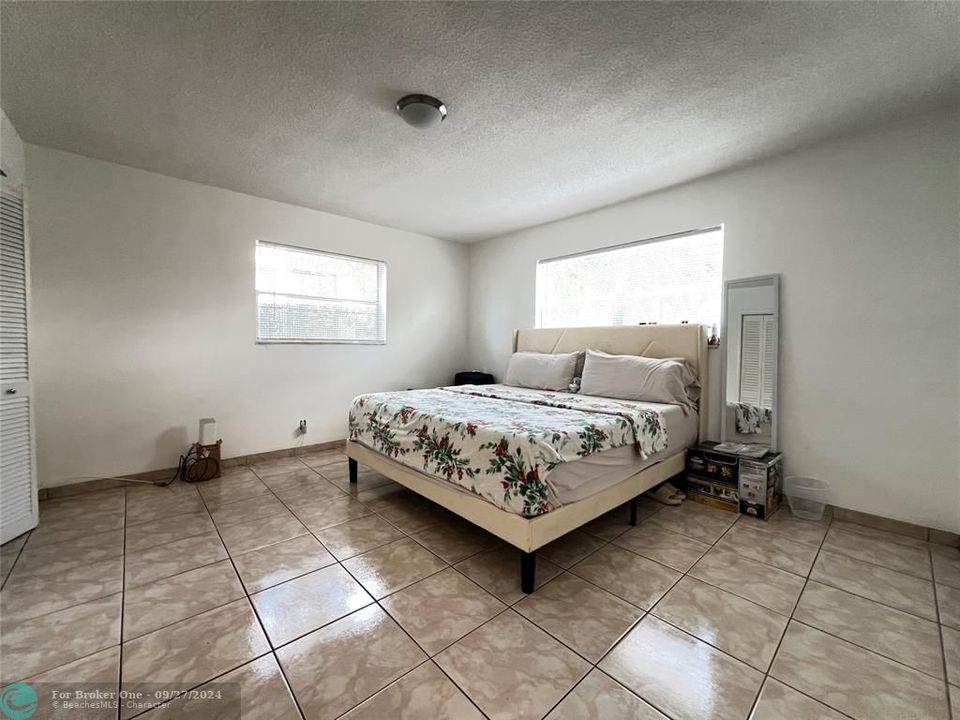 For Sale: $279,999 (1 beds, 1 baths, 637 Square Feet)