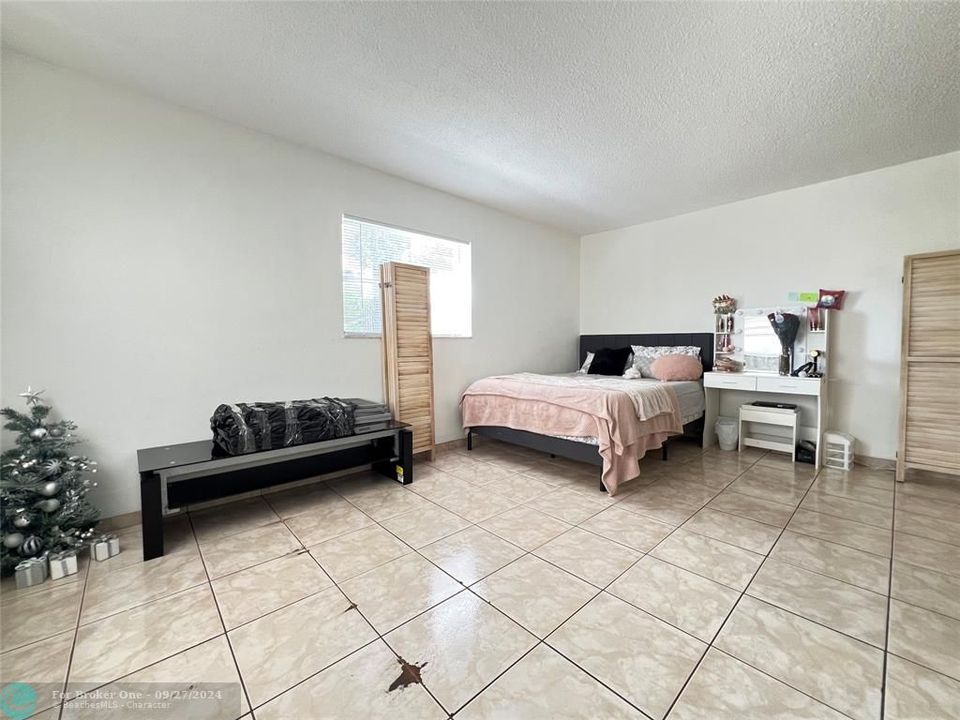 For Sale: $279,999 (1 beds, 1 baths, 637 Square Feet)