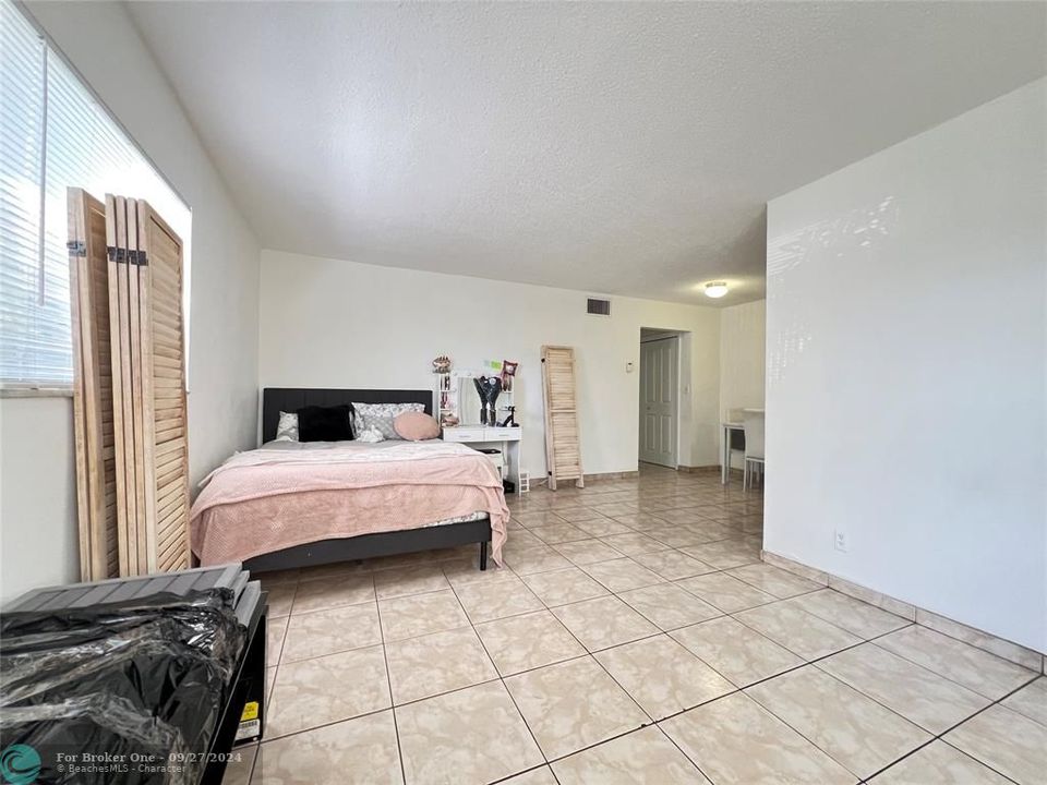 For Sale: $279,999 (1 beds, 1 baths, 637 Square Feet)