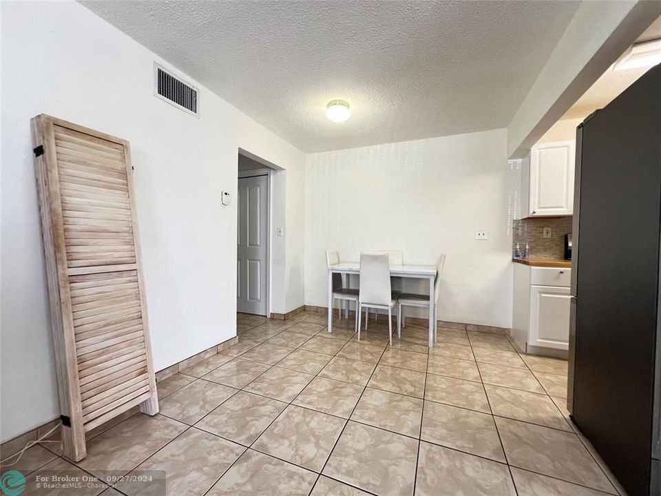 For Sale: $279,999 (1 beds, 1 baths, 637 Square Feet)