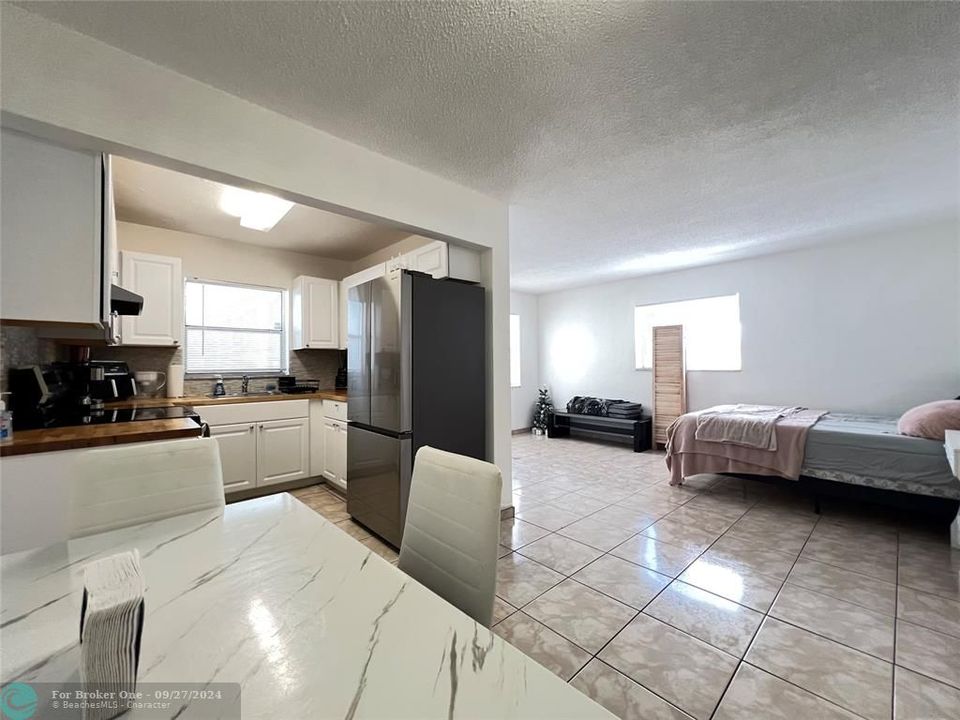 For Sale: $279,999 (1 beds, 1 baths, 637 Square Feet)