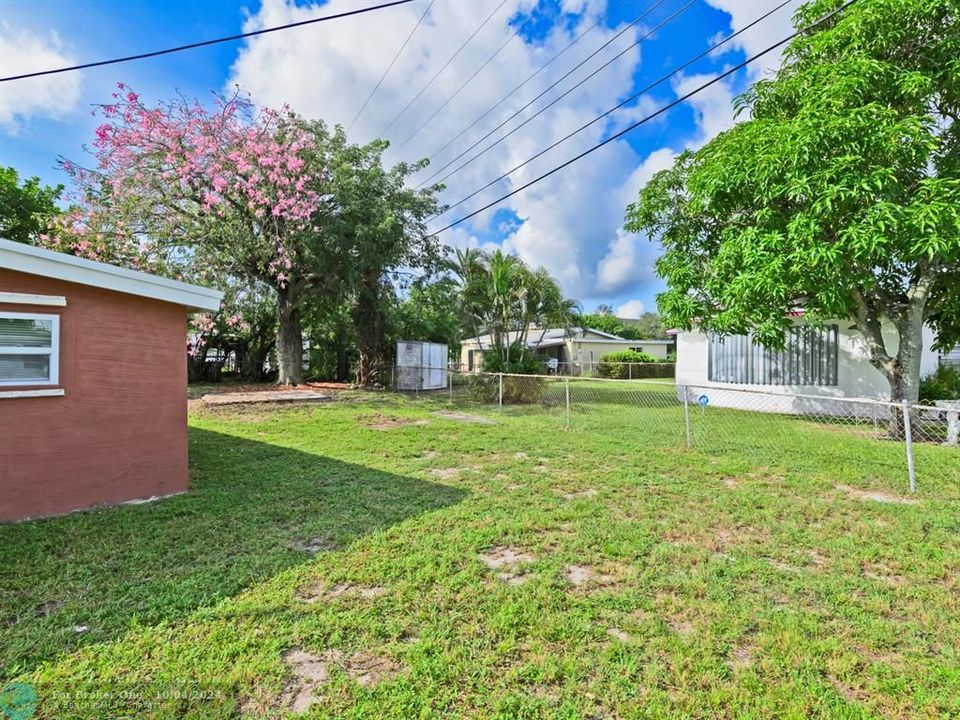 For Sale: $429,900 (4 beds, 2 baths, 1280 Square Feet)