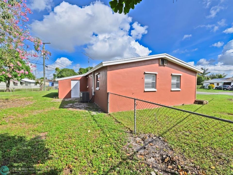 For Sale: $429,900 (4 beds, 2 baths, 1280 Square Feet)