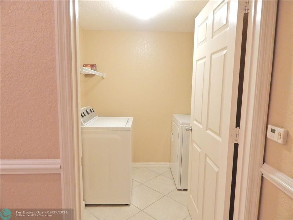 For Rent: $1,800 (1 beds, 1 baths, 716 Square Feet)