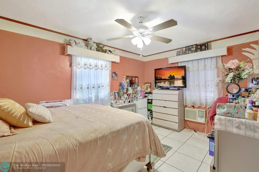 For Sale: $369,000 (2 beds, 1 baths, 940 Square Feet)