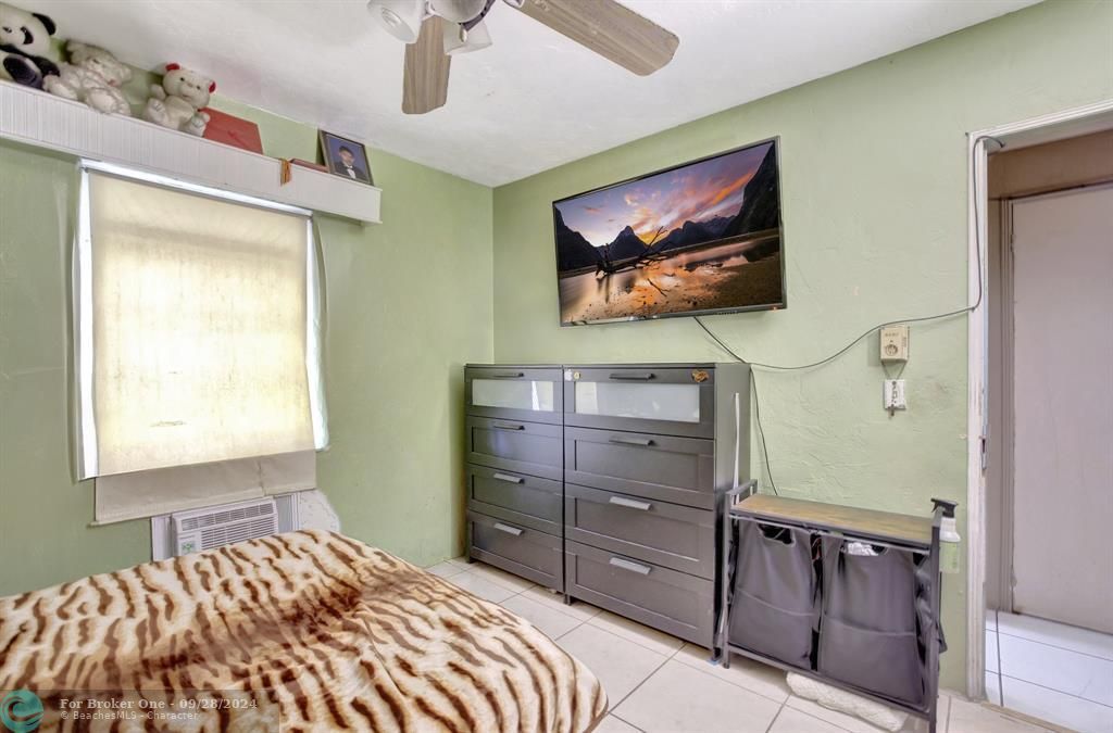 For Sale: $369,000 (2 beds, 1 baths, 940 Square Feet)