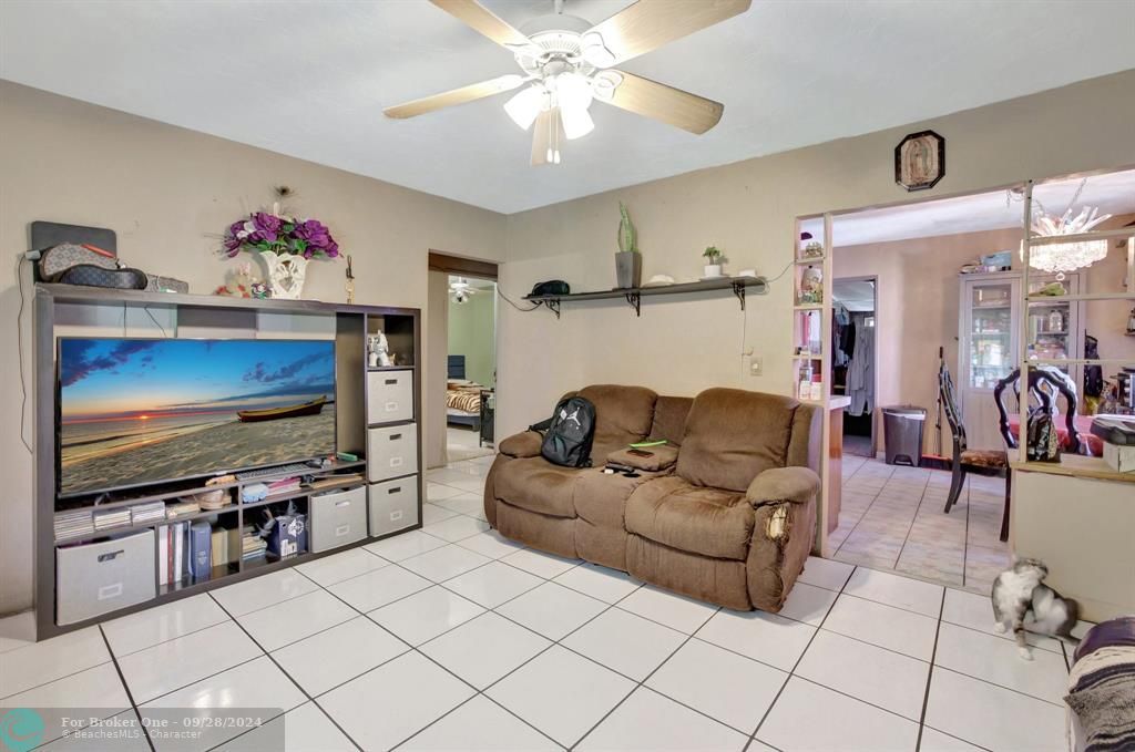 For Sale: $369,000 (2 beds, 1 baths, 940 Square Feet)