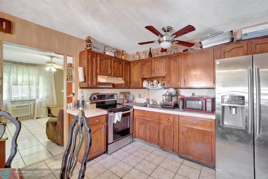 For Sale: $369,000 (2 beds, 1 baths, 940 Square Feet)