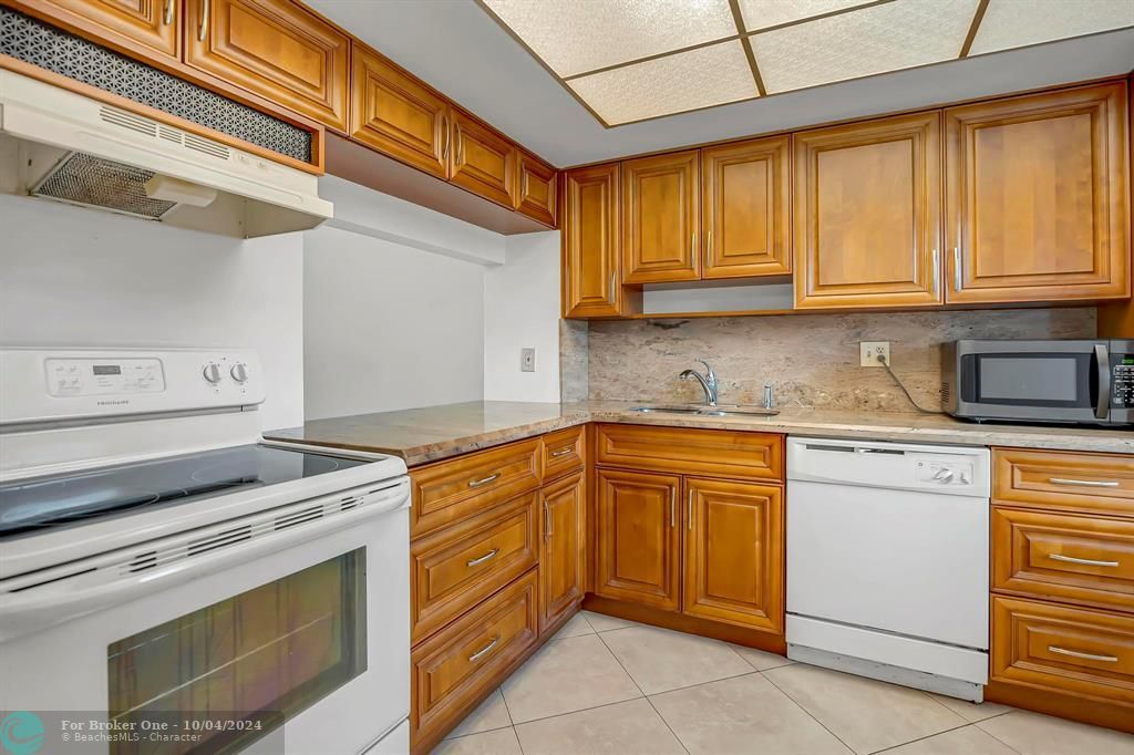 For Sale: $165,000 (2 beds, 2 baths, 955 Square Feet)