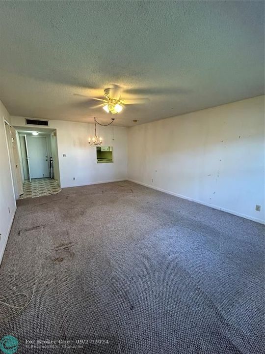 For Sale: $124,900 (1 beds, 1 baths, 755 Square Feet)