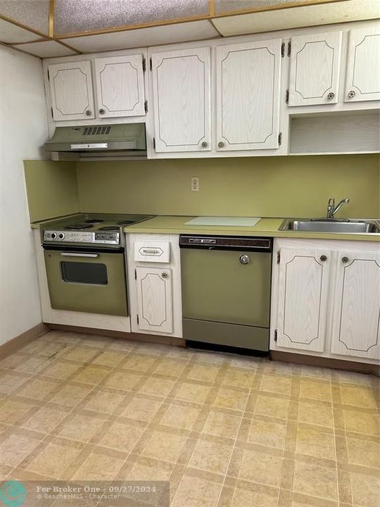 For Sale: $124,900 (1 beds, 1 baths, 755 Square Feet)