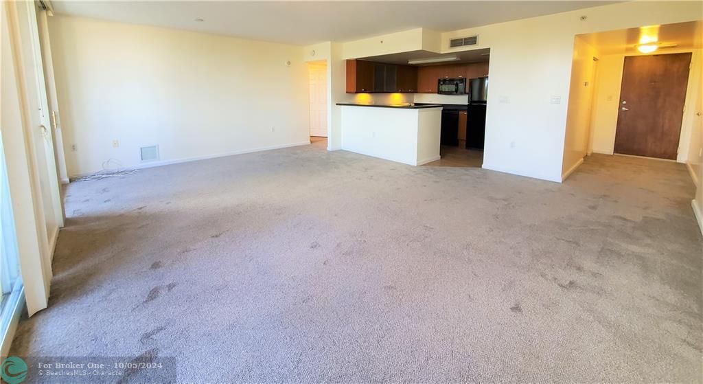 For Rent: $3,300 (1 beds, 1 baths, 890 Square Feet)