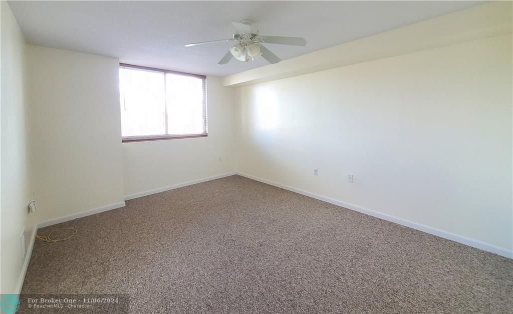 For Rent: $3,300 (1 beds, 1 baths, 890 Square Feet)