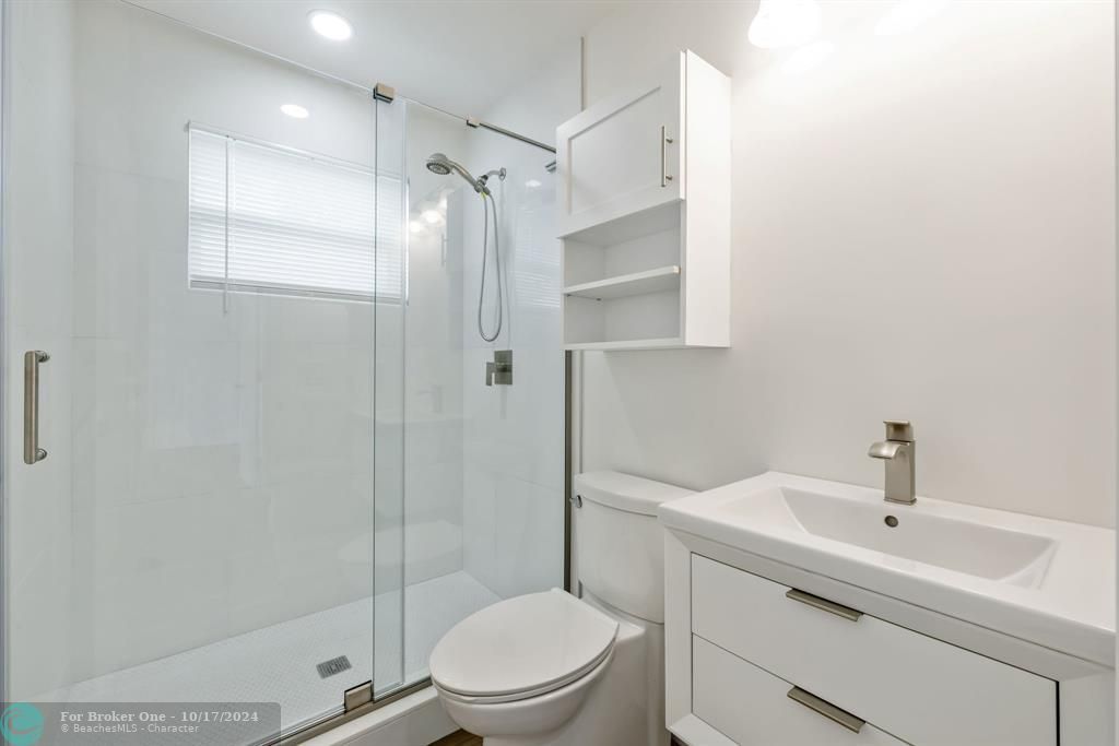 For Sale: $2,300 (2 beds, 1 baths, 826 Square Feet)