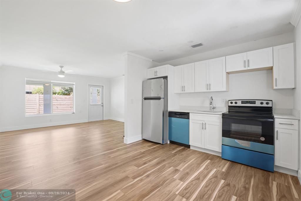 For Sale: $2,300 (2 beds, 1 baths, 826 Square Feet)