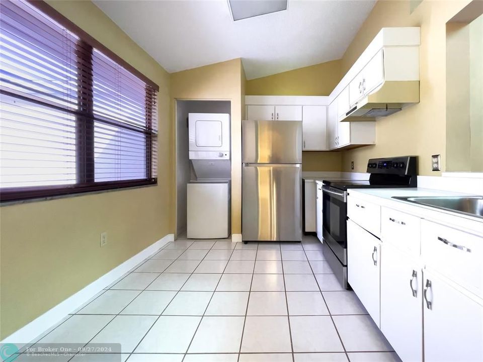 For Sale: $370,000 (2 beds, 2 baths, 1200 Square Feet)