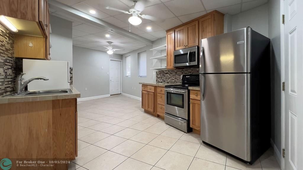 For Sale: $2,500 (2 beds, 1 baths, 659 Square Feet)