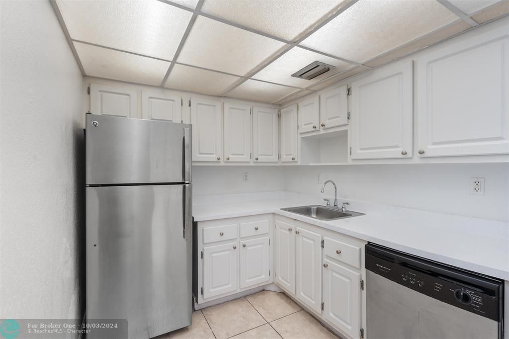 For Sale: $199,000 (1 beds, 1 baths, 673 Square Feet)