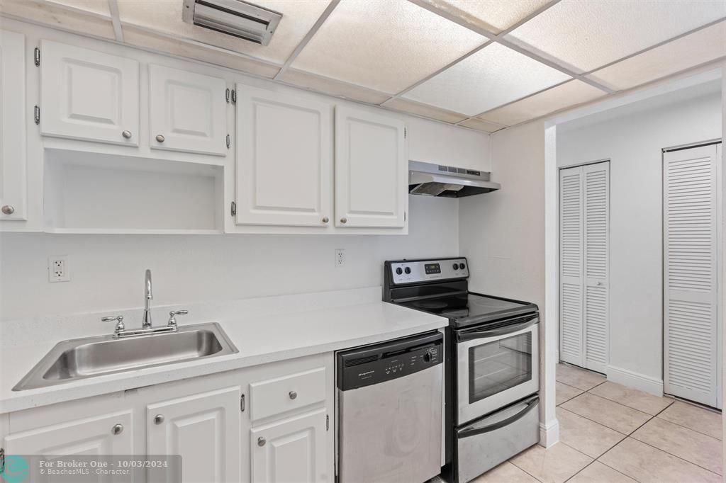 For Sale: $199,000 (1 beds, 1 baths, 673 Square Feet)