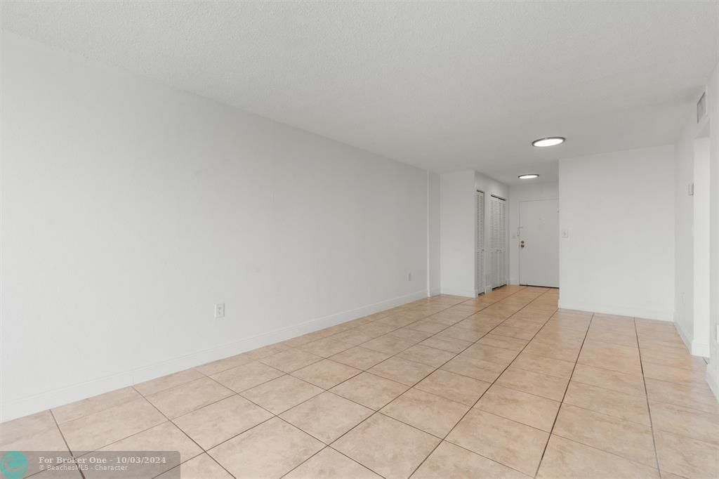 For Sale: $199,000 (1 beds, 1 baths, 673 Square Feet)