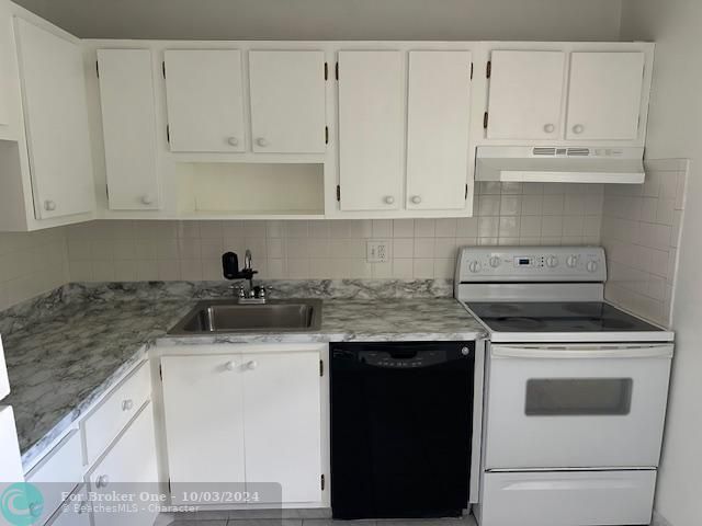 For Sale: $129,900 (2 beds, 2 baths, 990 Square Feet)