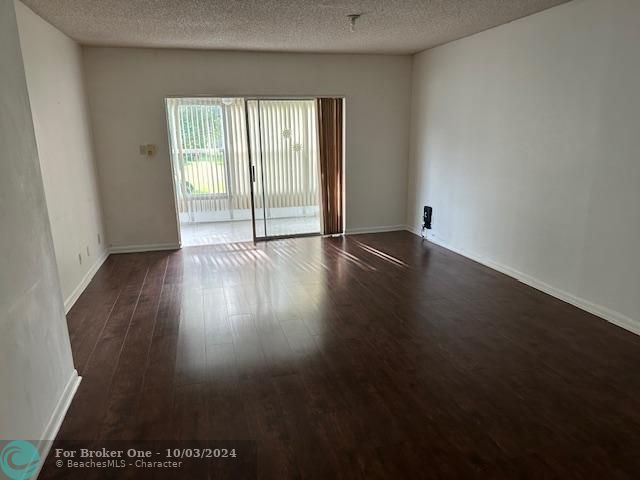 For Sale: $129,900 (2 beds, 2 baths, 990 Square Feet)