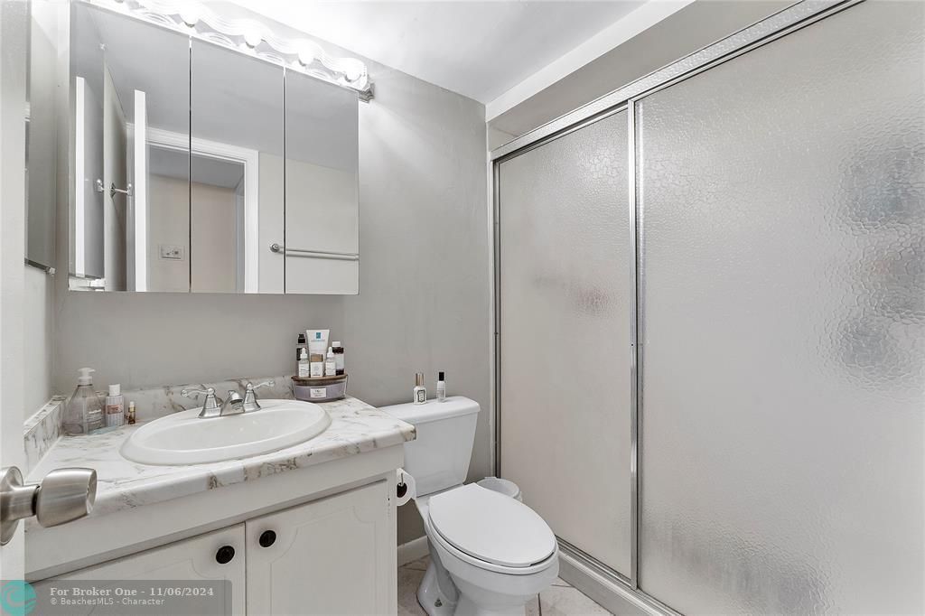 For Sale: $267,500 (2 beds, 2 baths, 975 Square Feet)